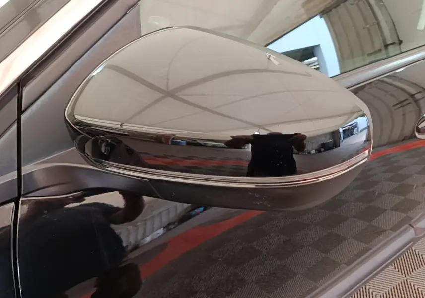 Rétroviseur côté gauche noir brillant du Peugeot 3008 2018, avec reflet de l’environnement intérieur.