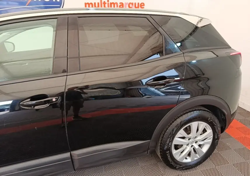 Vue latérale côté droit d'un Peugeot 3008 noir, mettant en valeur les poignées de porte et la roue arrière.