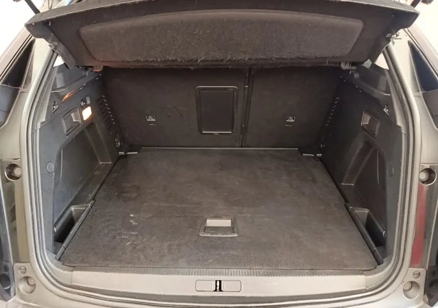 Coffre ouvert noir du Peugeot 3008 Puretech 130 S&S EAT6 Active Business, vue arrière montrant l'espace de chargement plat.