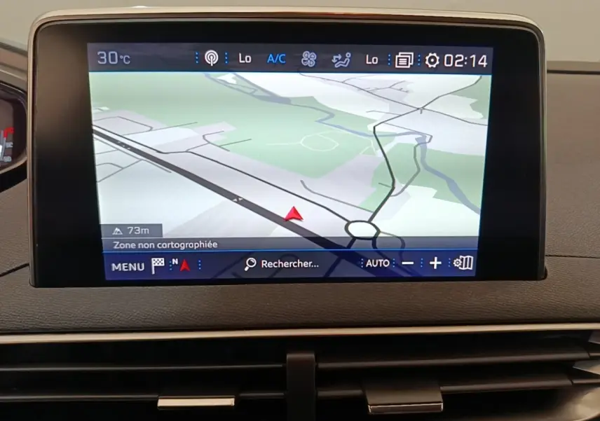Écran tactile central du tableau de bord du Peugeot 3008 noir, affichant la navigation 3D et la température extérieure.