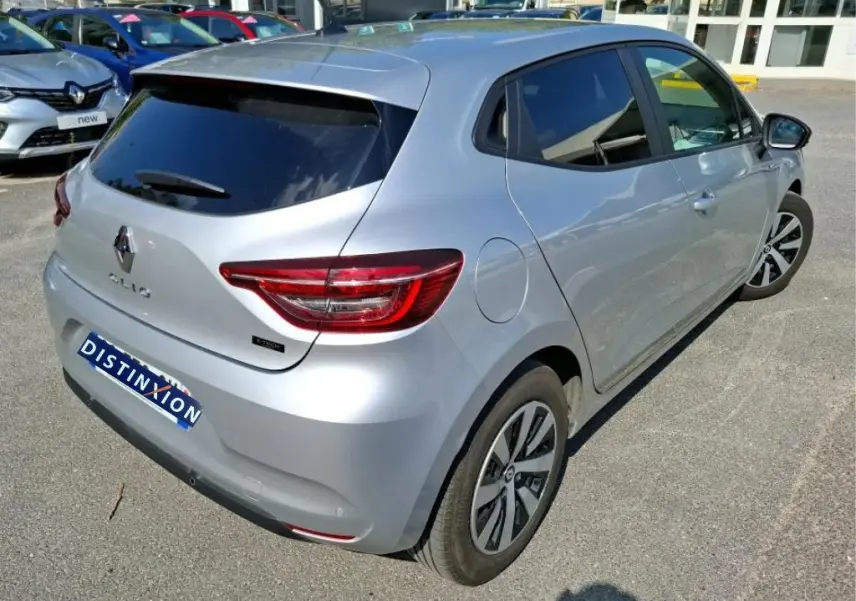 Renault Clio 1.6 E-Tech gris platine vue 3/4 arrière droit, feux arrière LED et jantes alliage distinctives.