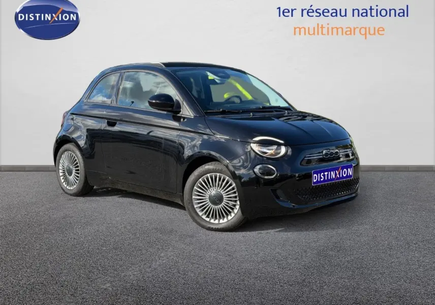 Vue 3/4 avant droite de la FIAT 500 e 118ch 2024 en Onyx Black pastel avec jantes spécifiques et phares ronds LED.