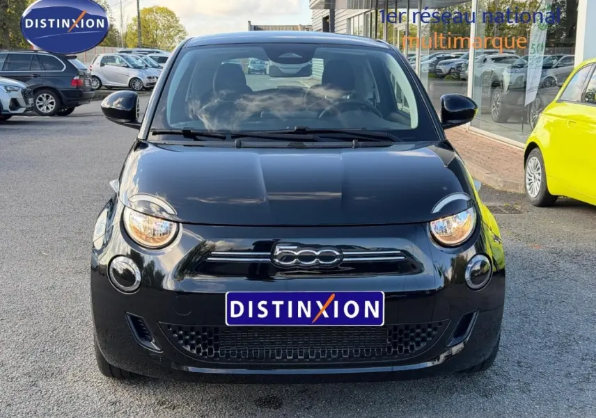 Vue avant d'une Fiat 500 électrique 2024 en Onyx Black pastel, avec phares ronds et logo 500 chromé.