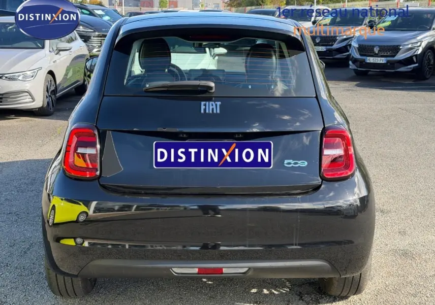 Vue arrière d'une FIAT 500 électrique 2024 en Onyx Black pastel avec feux arrière LED et logo 500 lumineux.