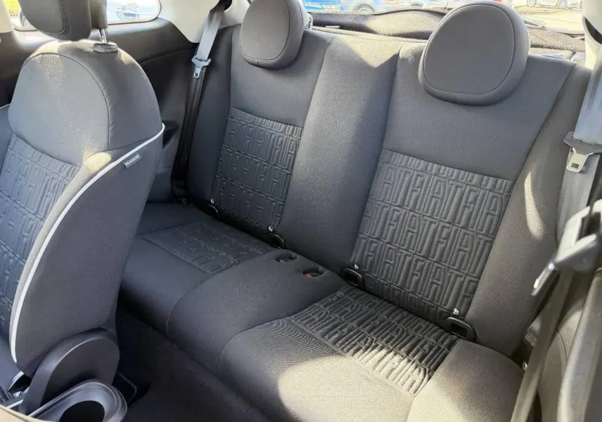 Vue intérieure arrière de la banquette noire monogrammée Fiat de la FIAT 500 e 118ch MY24 Onyx Black pastel.
