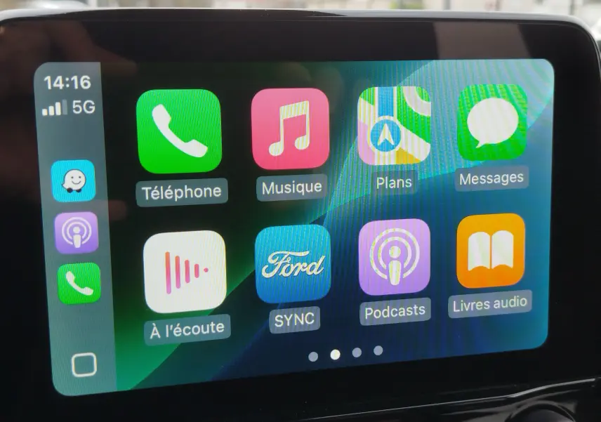 Écran tactile central du Ford Puma 2021 affichant les applications connectées avec interface colorée et icônes visibles.