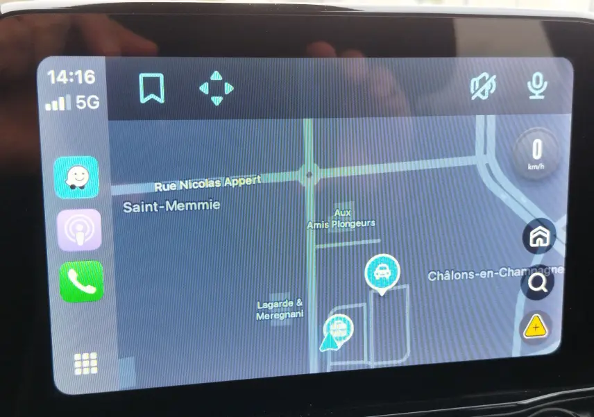 Écran tactile du système de navigation du Ford Puma 2021 en Fashion Gris Matter affichant une carte détaillée.