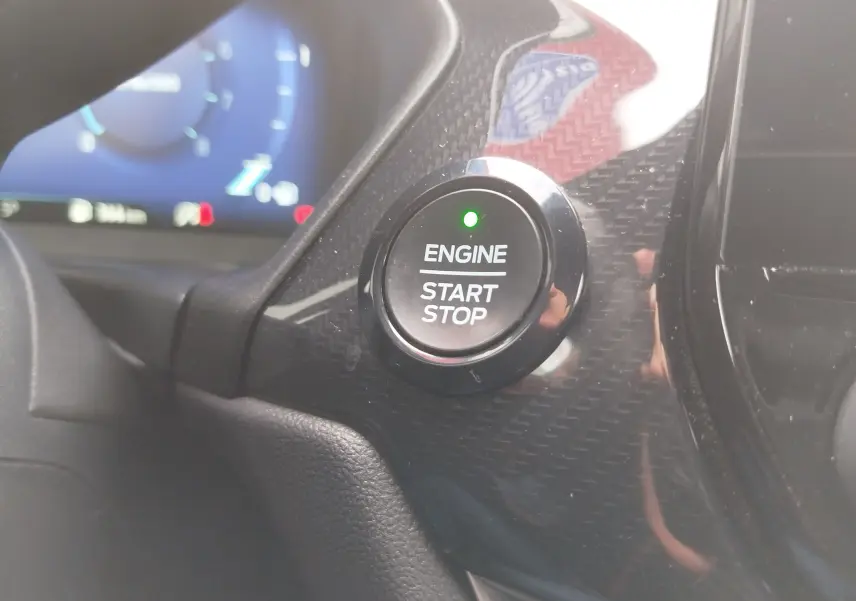 Bouton start-stop moteur éclairé sur tableau de bord carbone du Ford Puma Fashion Gris Matter 2021, intérieur moderne.