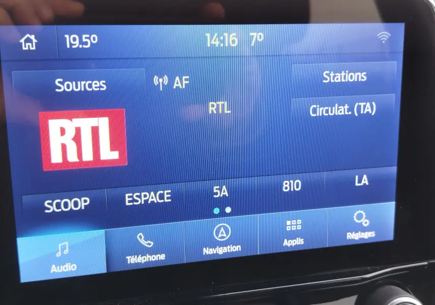 Écran tactile central du Ford Puma 2021 affichant la radio RTL et les options audio, téléphone et navigation.