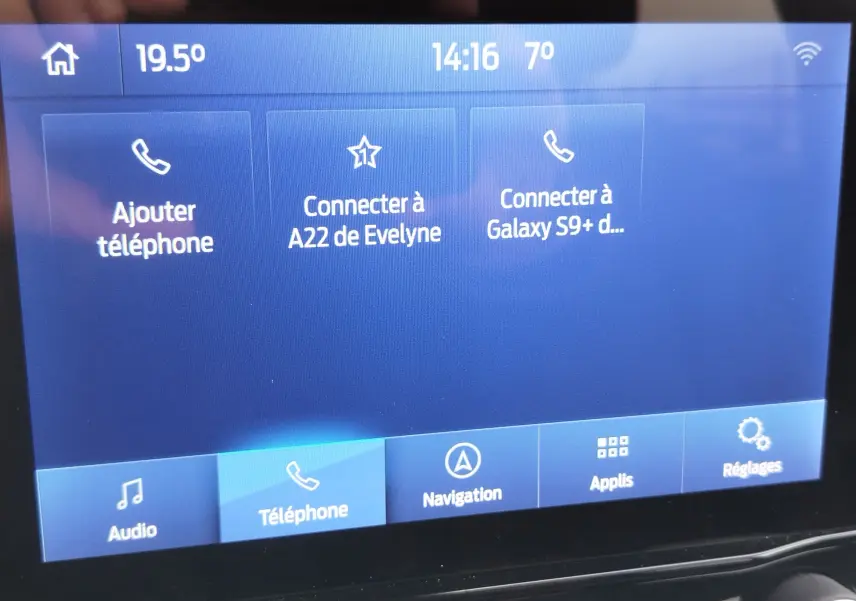 Écran tactile central du Ford Puma 2021 affichant les options de connexion téléphonique en intérieur.