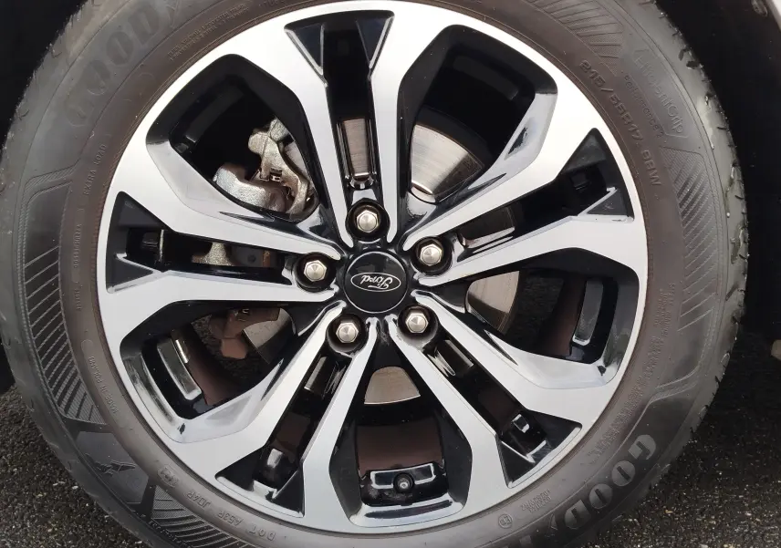 Gros plan sur la jante alliage bicolore noire et argentée d'une Ford Puma 1.0 EcoBoost 2021 en gris Fashion Matter.