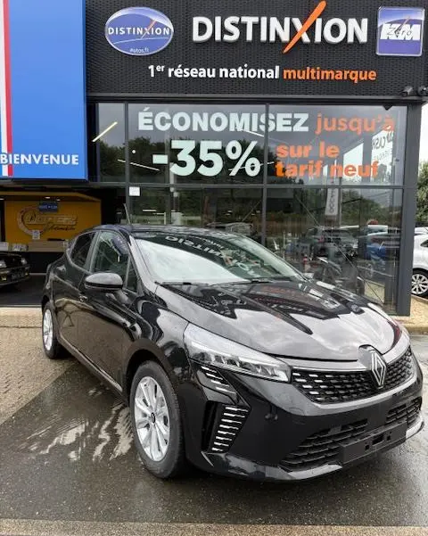 Renault Clio Evolution Blue dCi 100 noire vue en 3/4 avant droit, calandre chromée et feux LED distinctifs.