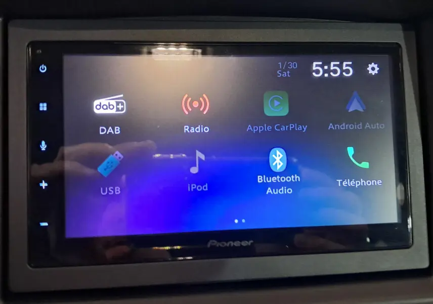 Écran tactile multimédia Pioneer affichant les options connectivité dans l'habitacle de l'AIXAM AMBITION bleu.