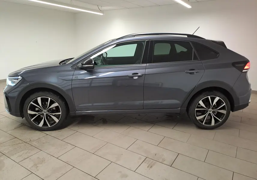 Volkswagen Taigo 1.5 TSI R-Line gris cendré vue de profil côté gauche avec toit noir et jantes alliage 18 pouces.