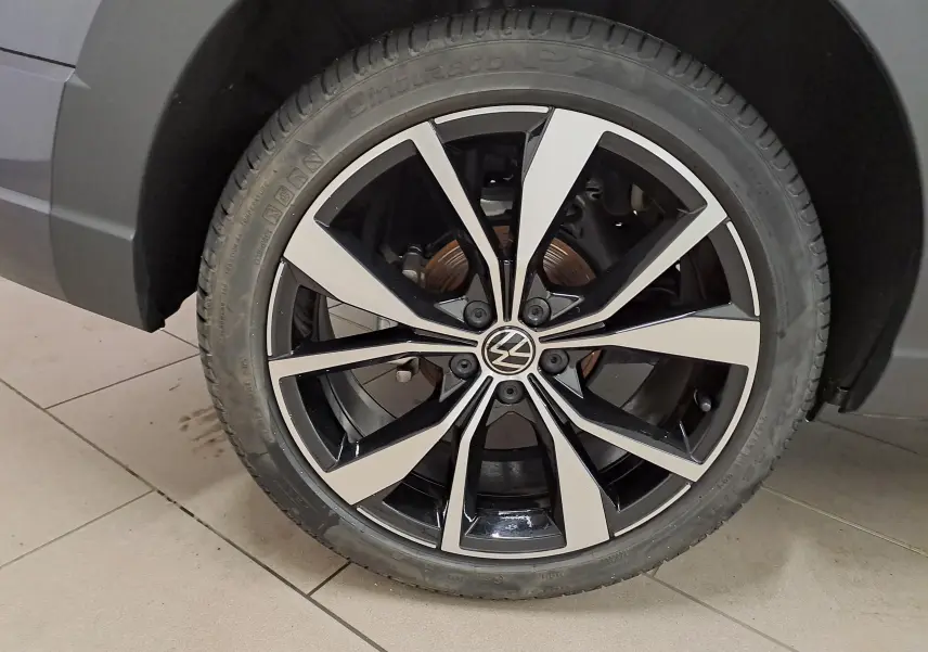 Gros plan sur la jante alliage 18 pouces bicolore du Volkswagen Taigo 1.5 TSI 2025 gris cendré, détail du pneu.