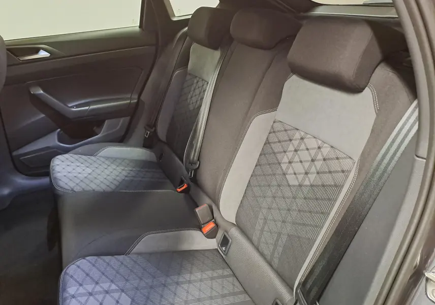 Vue intérieure montrant la banquette arrière en tissu gris et noir du Volkswagen Taigo 1.5 TSI 150 DSG7 R-Line Edition.