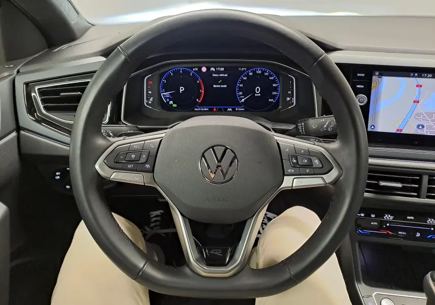 Vue intérieure centrée sur le volant multifonction du Volkswagen Taigo 1.5 TSI R-Line Edition avec tableau de bord numérique.