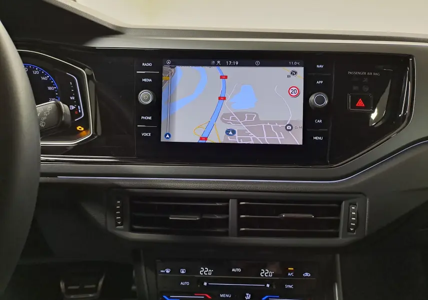 Vue intérieure du tableau de bord du Volkswagen Taigo 2025 avec écran tactile central affichant la navigation.