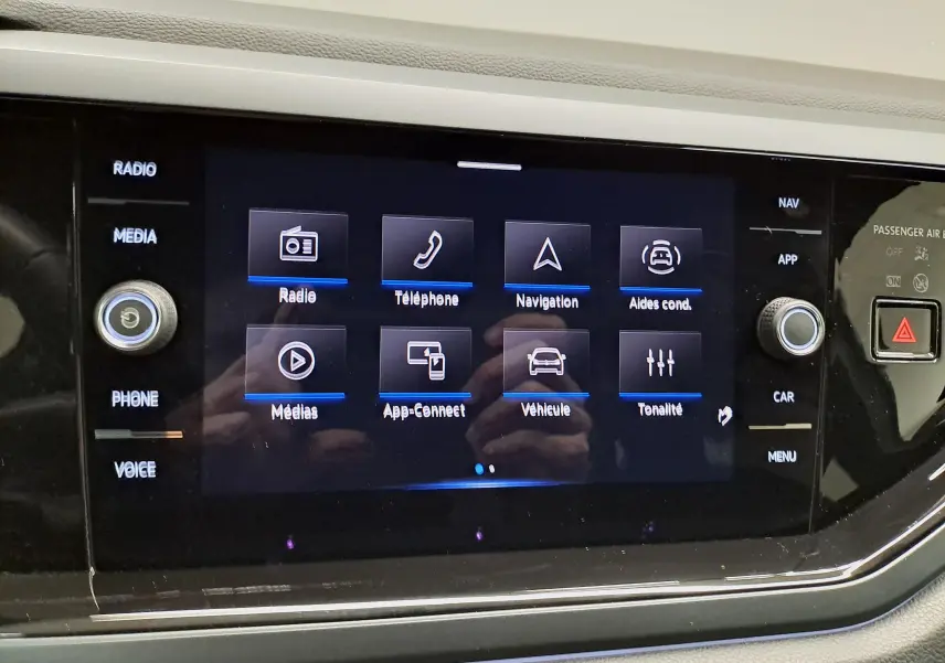 Écran tactile central du Volkswagen Taigo 1.5 TSI 150 DSG7 R-Line Edition affichant le menu multimédia et navigation.