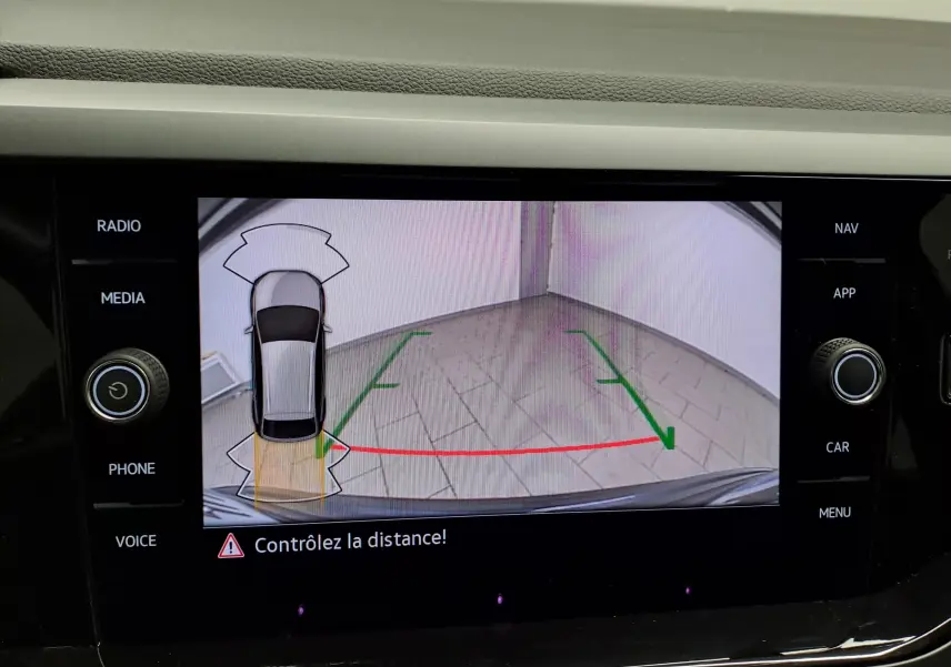 Affichage de la caméra de recul du Volkswagen Taigo 1.5 TSI 150 DSG7 R-Line Edition avec guidage de trajectoire en gris cendré.