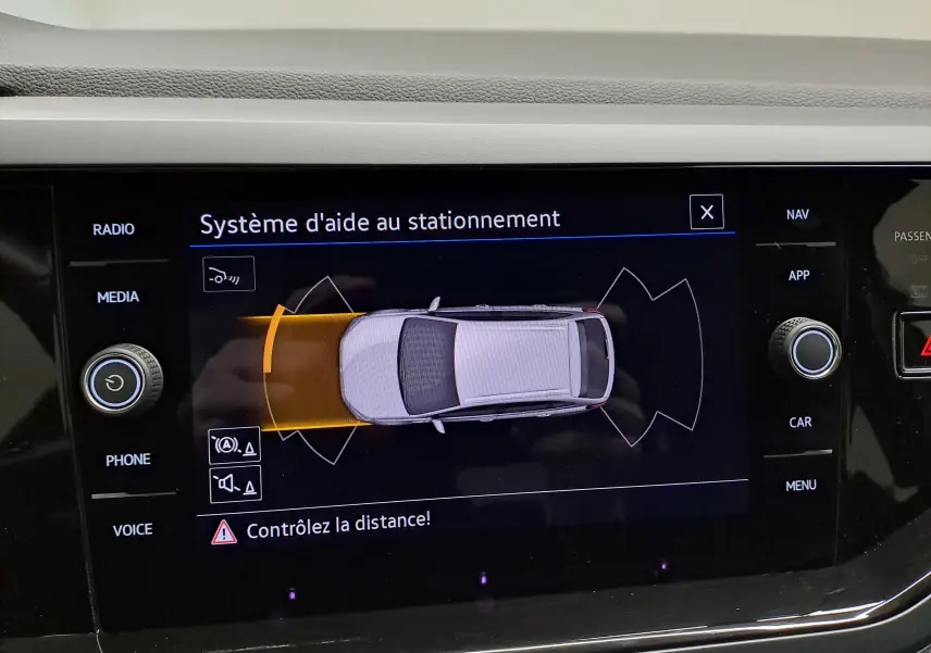 Vue de dessus de l'écran du système d'aide au stationnement du Volkswagen Taigo 1.5 TSI 150 DSG7 R-Line Edition.