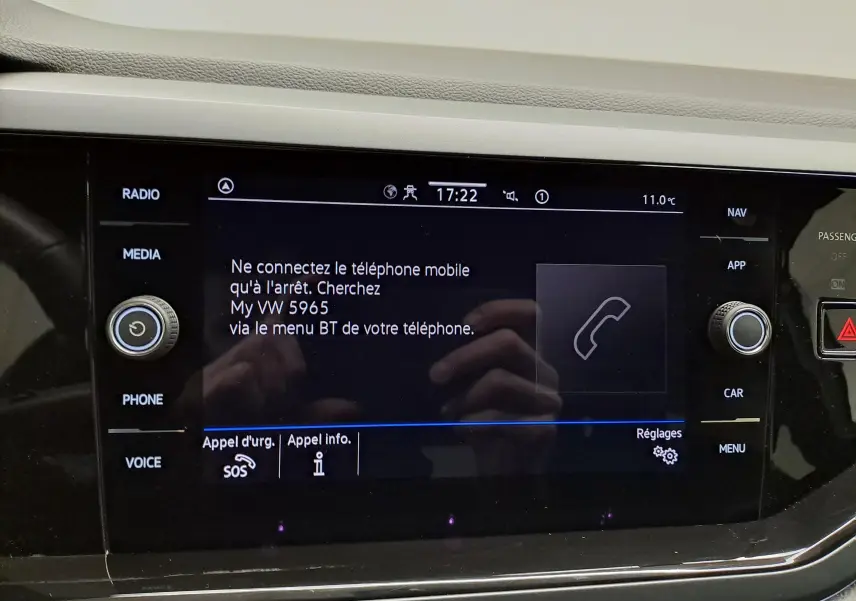 Écran tactile central du Volkswagen Taigo 2025 affichant les instructions de connexion Bluetooth, entouré de boutons fonctionnels.