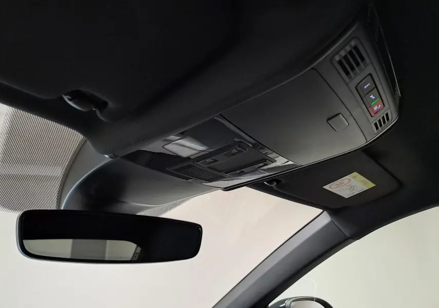 Vue intérieure du toit noir et du plafonnier avec commandes du Volkswagen Taigo 1.5 TSI R-Line Edition 2025.