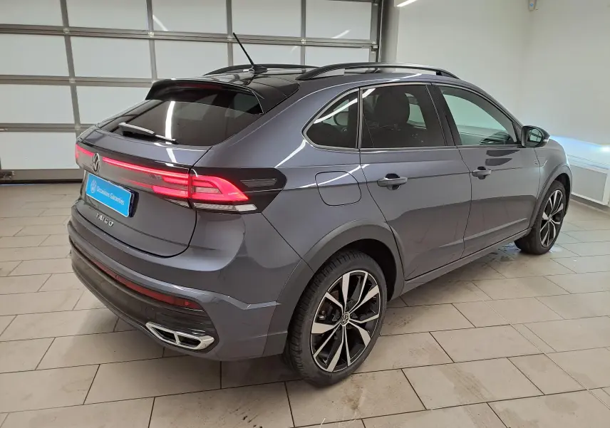 Volkswagen Taigo 1.5 TSI 150 DSG7 R-Line Edition gris cendré, vue 3/4 arrière droit avec toit noir et jantes 18 pouces.