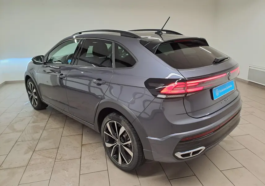 Volkswagen Taigo 1.5 TSI 150 DSG7 R-Line gris cendré, vue 3/4 arrière droit, toit noir et jantes 18'' Misano.