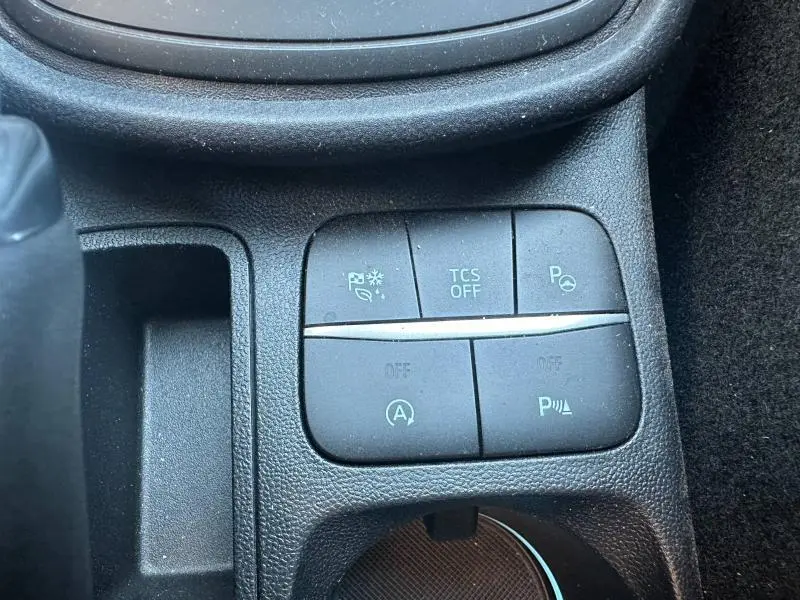 Gros plan sur les boutons de commande du tableau de bord du Ford Puma 2024, finition ST-Line, intérieur noir.