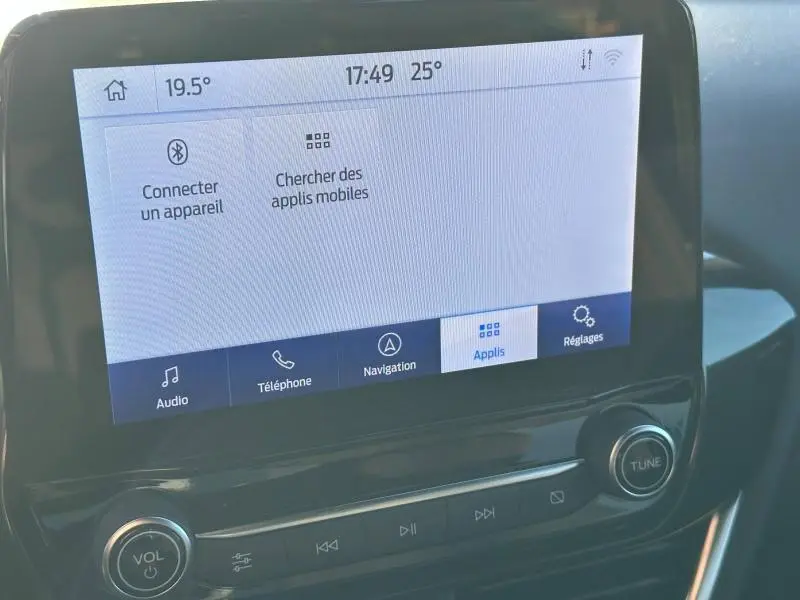 Écran tactile central du Ford Puma 2024 ST-Line montrant le menu des applications avec commandes audio en dessous.