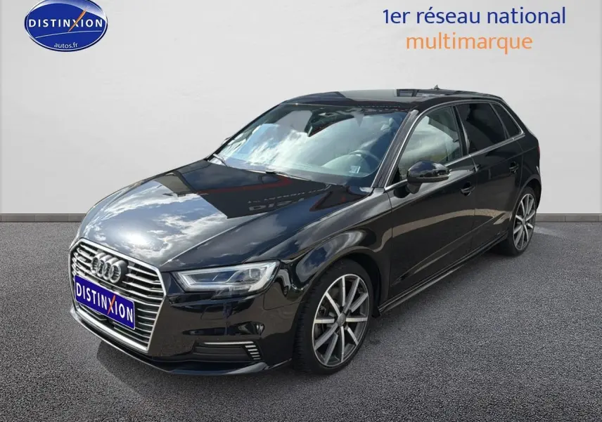 Audi A3 Sportback noir vue 3/4 avant droit avec jantes alu et toit panoramique en verre.