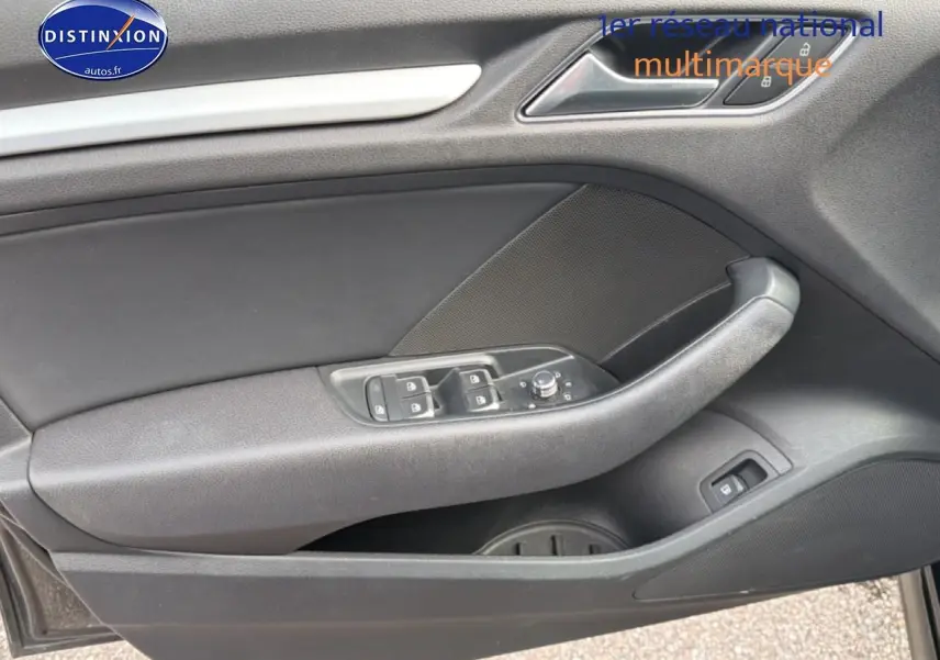 Vue rapprochée de la porte avant gauche noire d'une Audi A3 Sportback 40 e-tron avec commandes électriques.