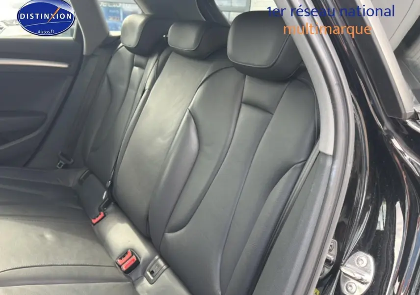 Vue intérieure montrant la banquette arrière en cuir noir de l'Audi A3 Sportback 40 e-tron, porte arrière ouverte côté droit.