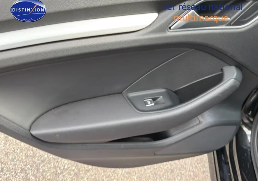 Vue rapprochée de la porte côté gauche noire de l'Audi A3 Sportback avec poignée et bouton de verrouillage électrique.