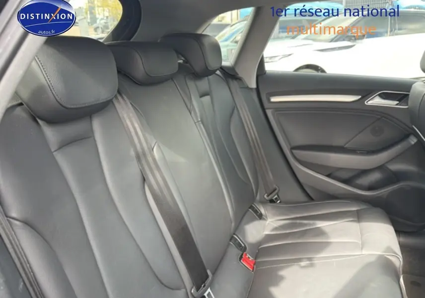 Vue intérieure côté droit montrant la banquette arrière en cuir noir de l'Audi A3 Sportback 40 e-tron 2020.