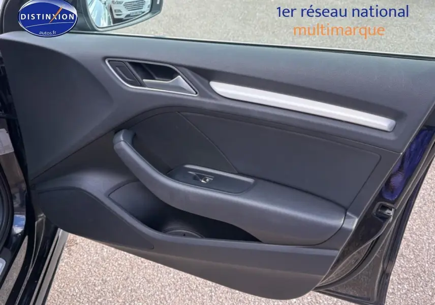 Porte avant gauche ouverte d’Audi A3 Sportback noire, montrant la garniture intérieure sobre avec insert métal.