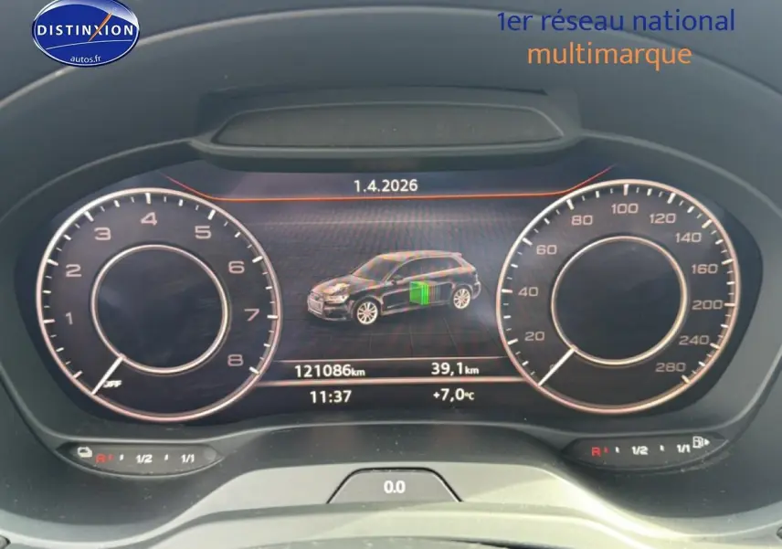 Vue rapprochée du tableau de bord numérique de l'Audi A3 Sportback noir, affichant vitesse, autonomie et température extérieure.