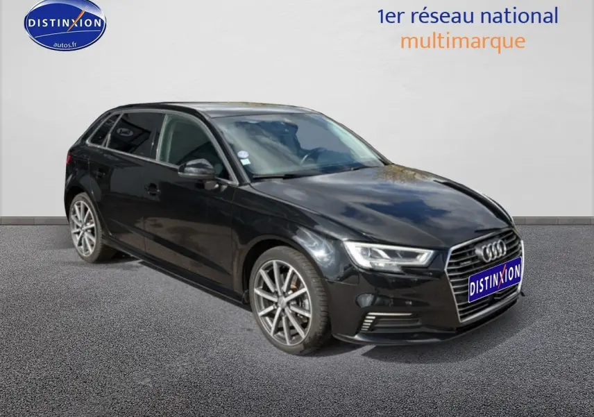 Audi A3 Sportback noir vue 3/4 avant droit avec jantes alu et calandre chromée sur fond neutre.