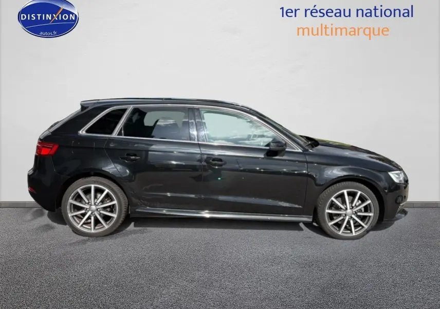 Profil côté gauche d'une Audi A3 Sportback noire de 2020 avec jantes alu et becquet arrière visible.