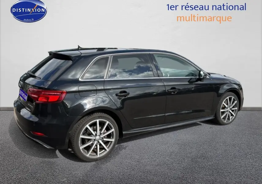 Audi A3 Sportback noir vue de profil côté droit avec jantes alu et becquet arrière visible.