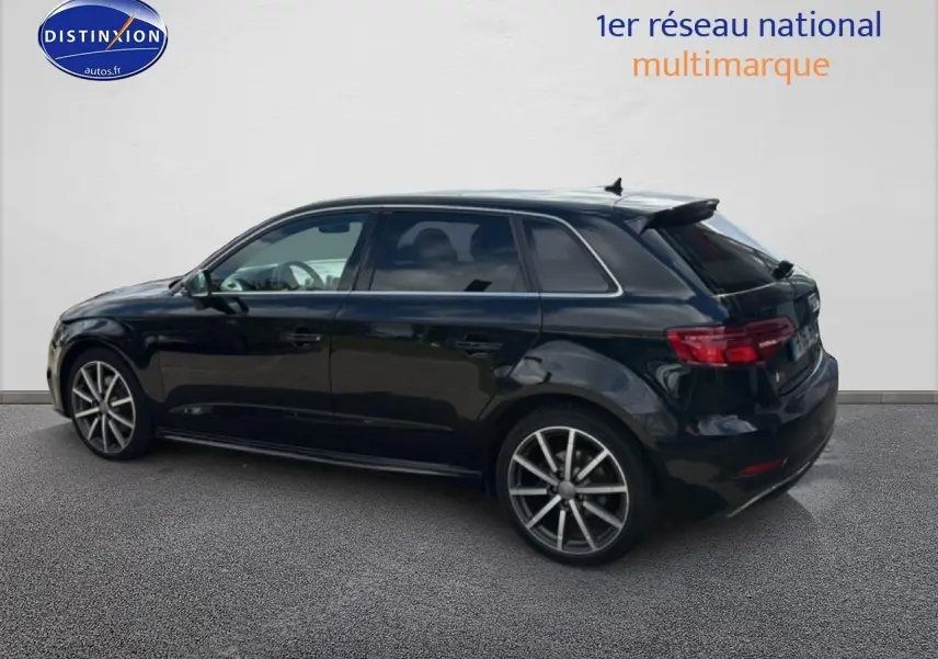 Audi A3 Sportback noir vue de profil côté gauche, jantes alliage et becquet arrière visibles.