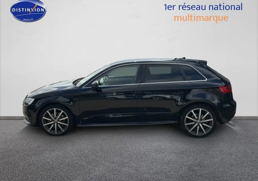 Audi A3 Sportback noir vue de profil côté gauche sur fond clair avec jantes alliage distinctives.