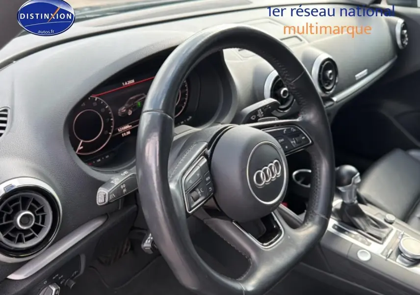 Vue intérieure centrée sur le volant cuir multifonction et tableau de bord noir de l'Audi A3 Sportback 2020.