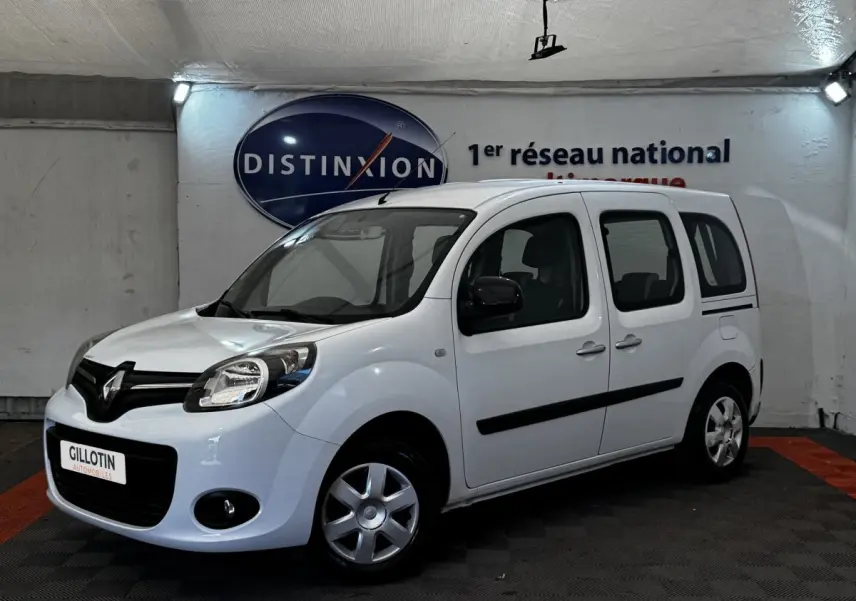 Renault Kangoo blanc vue 3/4 avant droit, avec phares halogènes et rétroviseurs noirs contrastants.
