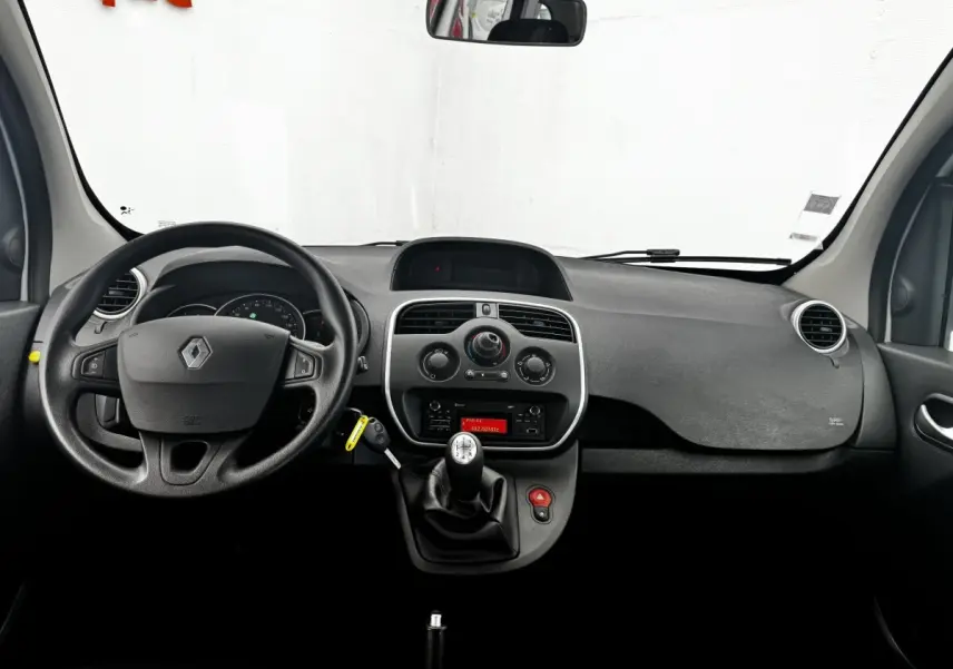 Vue frontale de l’intérieur noir du Renault Kangoo Zen 2016, volant multifonctions et levier de vitesse manuel visibles.