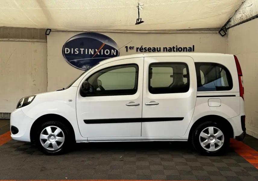 Profil droit d’un Renault Kangoo Zen blanc de 2016, utilitaire compact avec portes coulissantes et jantes acier.