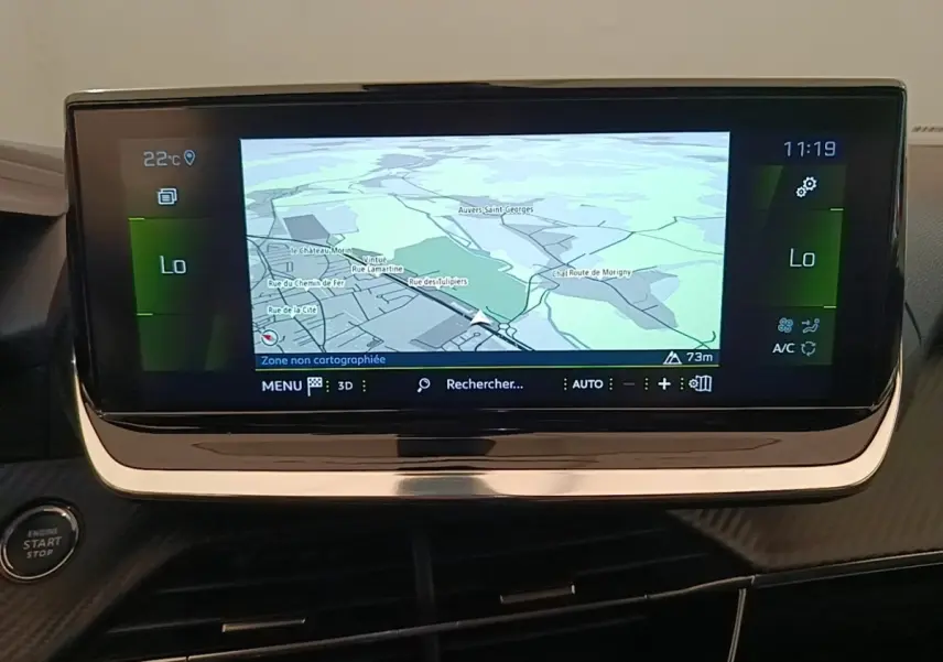 Écran tactile central affichant la navigation GPS dans l’habitacle du Peugeot 2008 blanc, vue de face.
