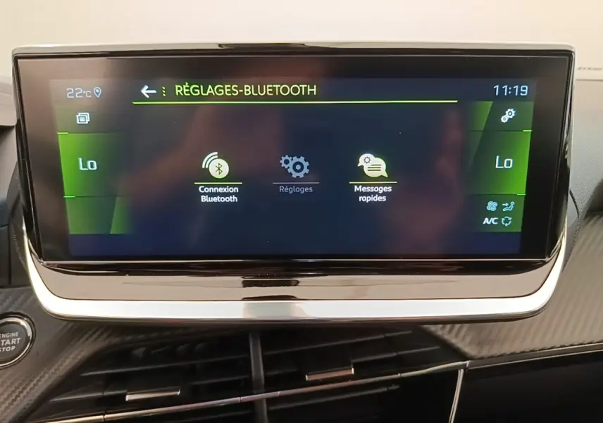 Écran tactile central du tableau de bord du Peugeot 2008 blanc, affichant les réglages Bluetooth.
