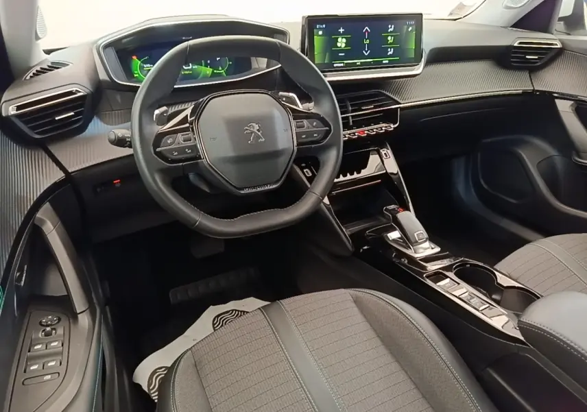 Intérieur avant du Peugeot 2008 blanc 2021, vue du poste de conduite avec volant cuir et écran tactile central.